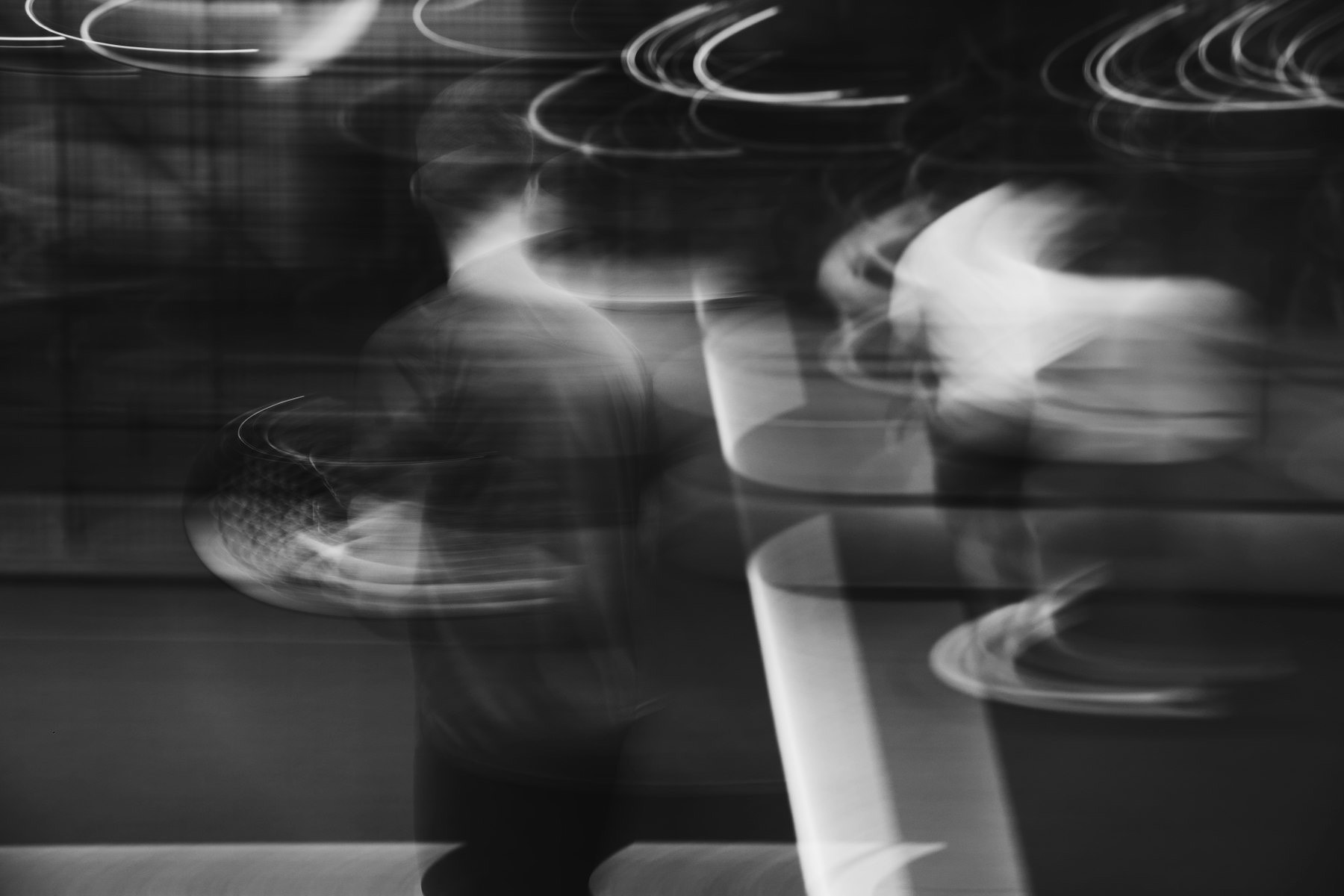Silhouettes floues en mouvement, photographie en noir et blanc
